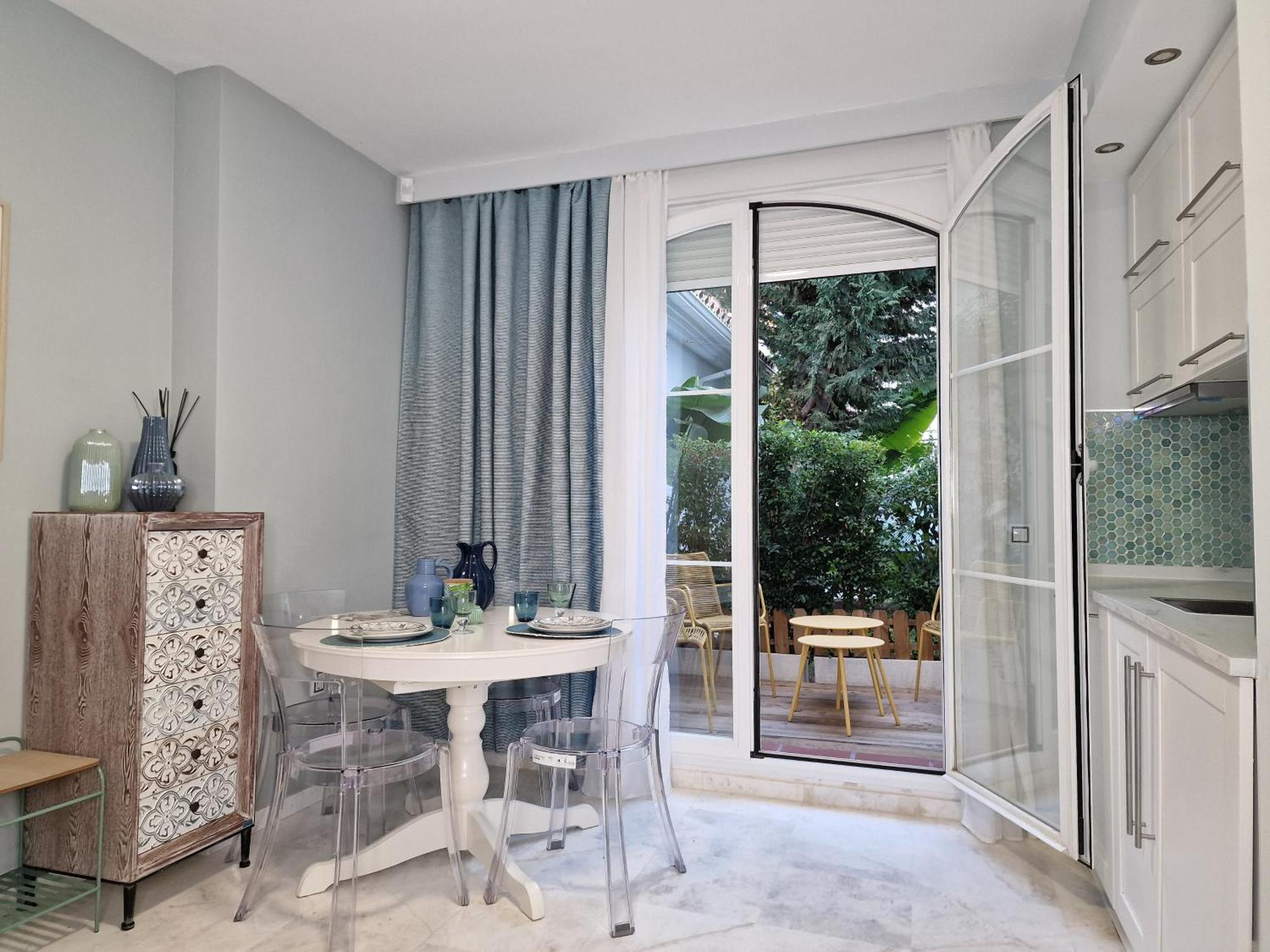 Appartement Sun & Palms - Cozy Flat In Quiet Neighbourhood With A Great Pool Area à Málaga Extérieur photo