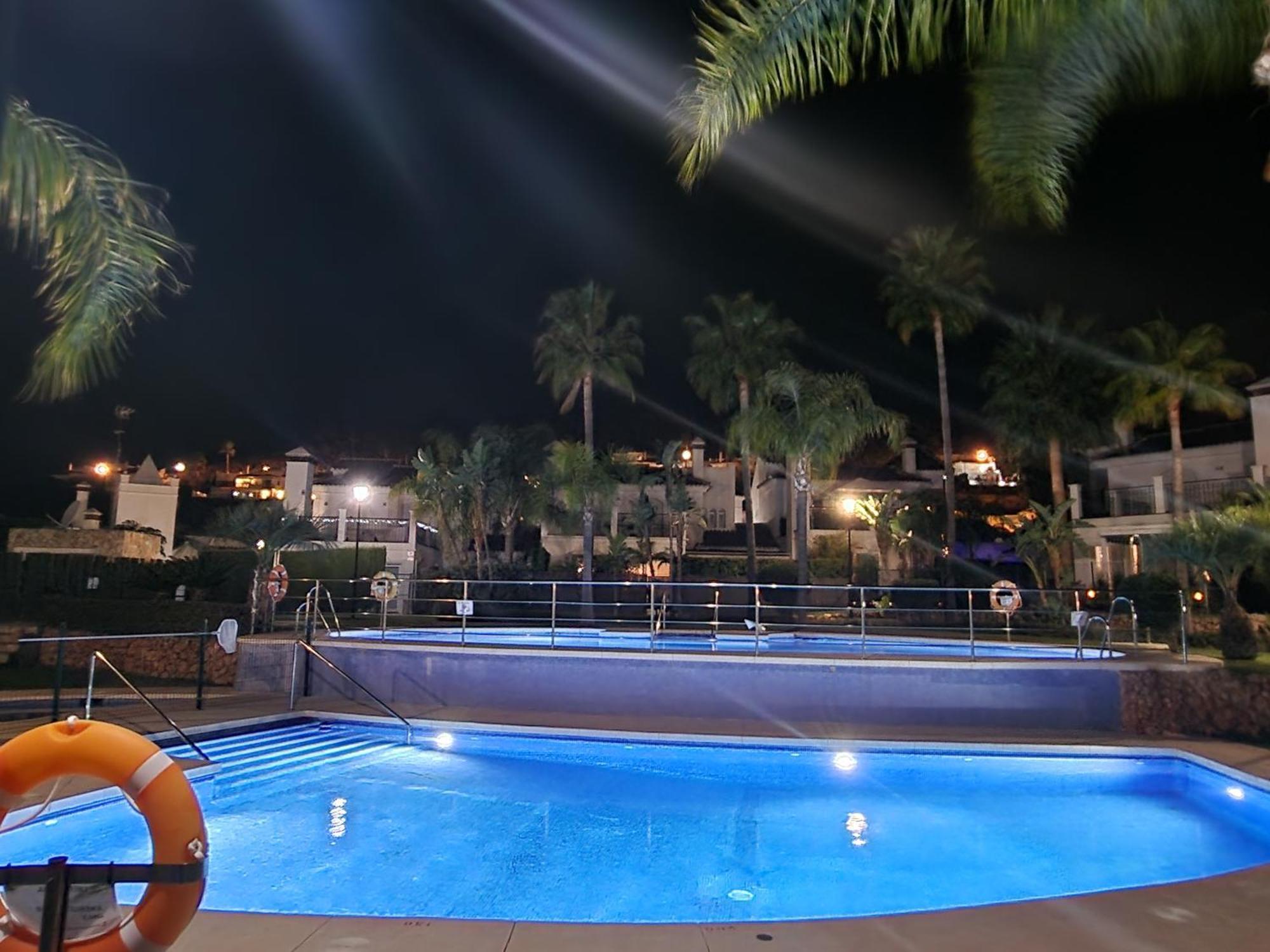 Appartement Sun & Palms - Cozy Flat In Quiet Neighbourhood With A Great Pool Area à Málaga Extérieur photo